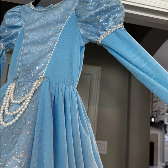 Girls size 4T blue princess dress with pearl accents Girls size 4T blue princess dress with pearl accents